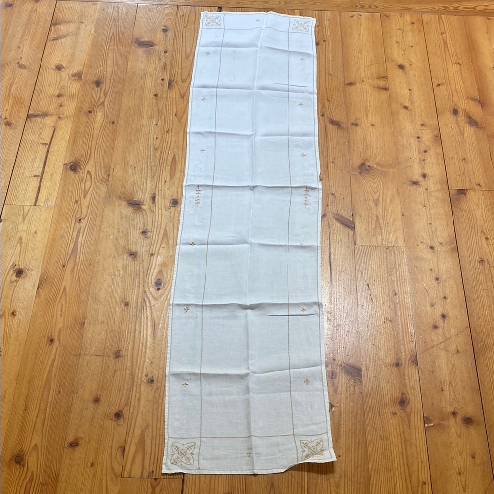 Vintage Embroidered Table Runner Linens